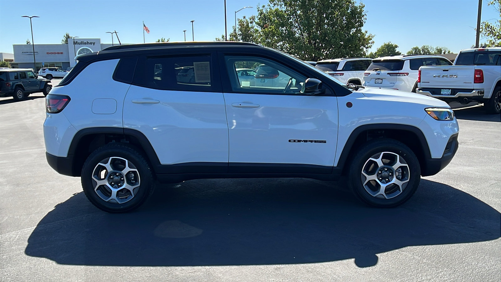 Used 2022 Jeep Compass Trailhawk w/ Trailhawk Elite Group AWD/4WD image 2