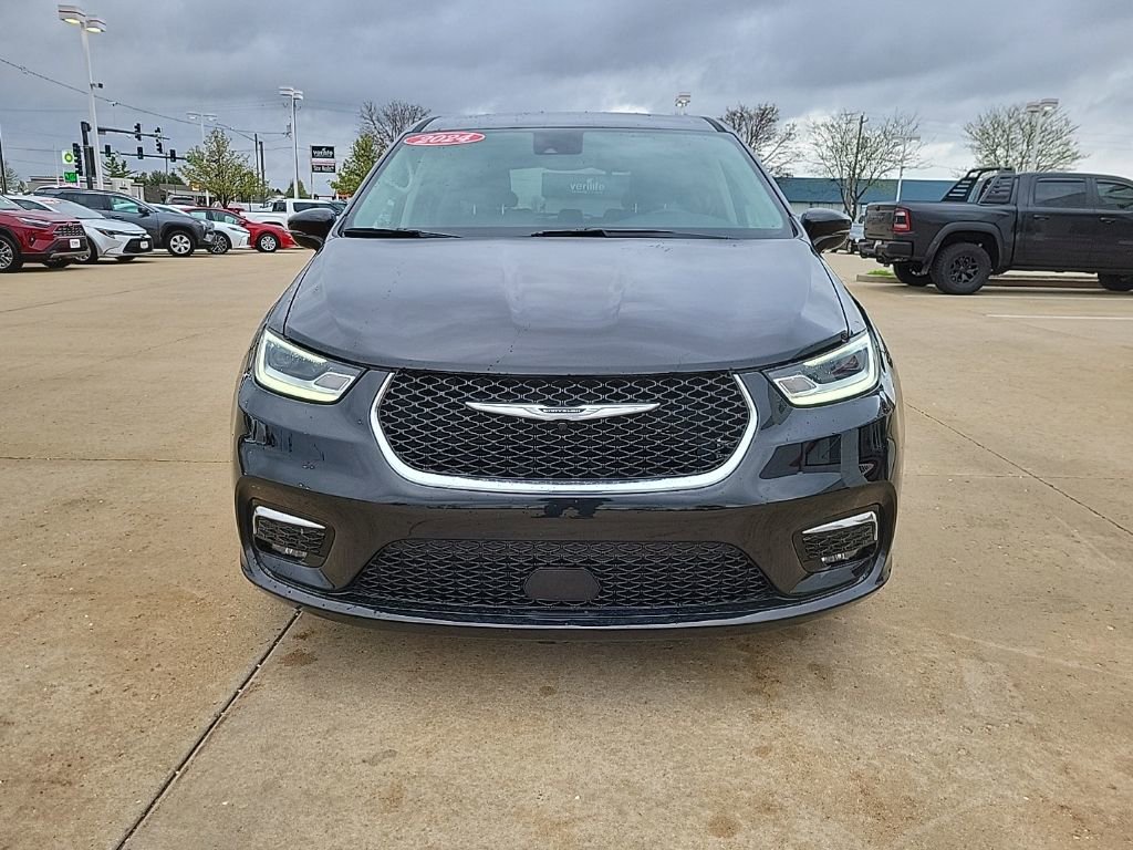 Used 2024 Chrysler Pacifica Touring-L FWD image 3