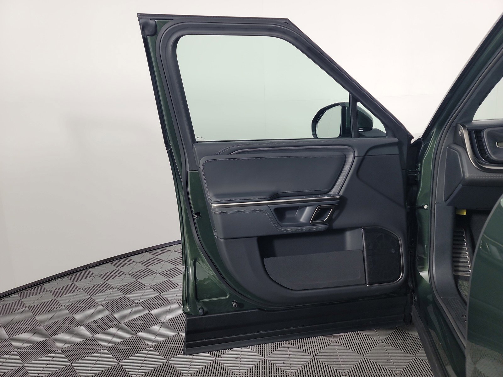 Used 2024 Rivian R1S Adventure AWD/4WD image 16