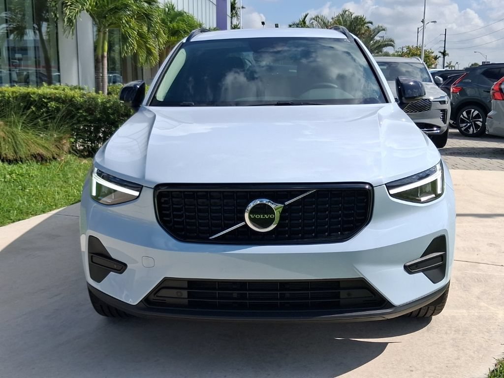 New 2026 Volvo XC40 B4 Core w/ Climate Package FWD image 2