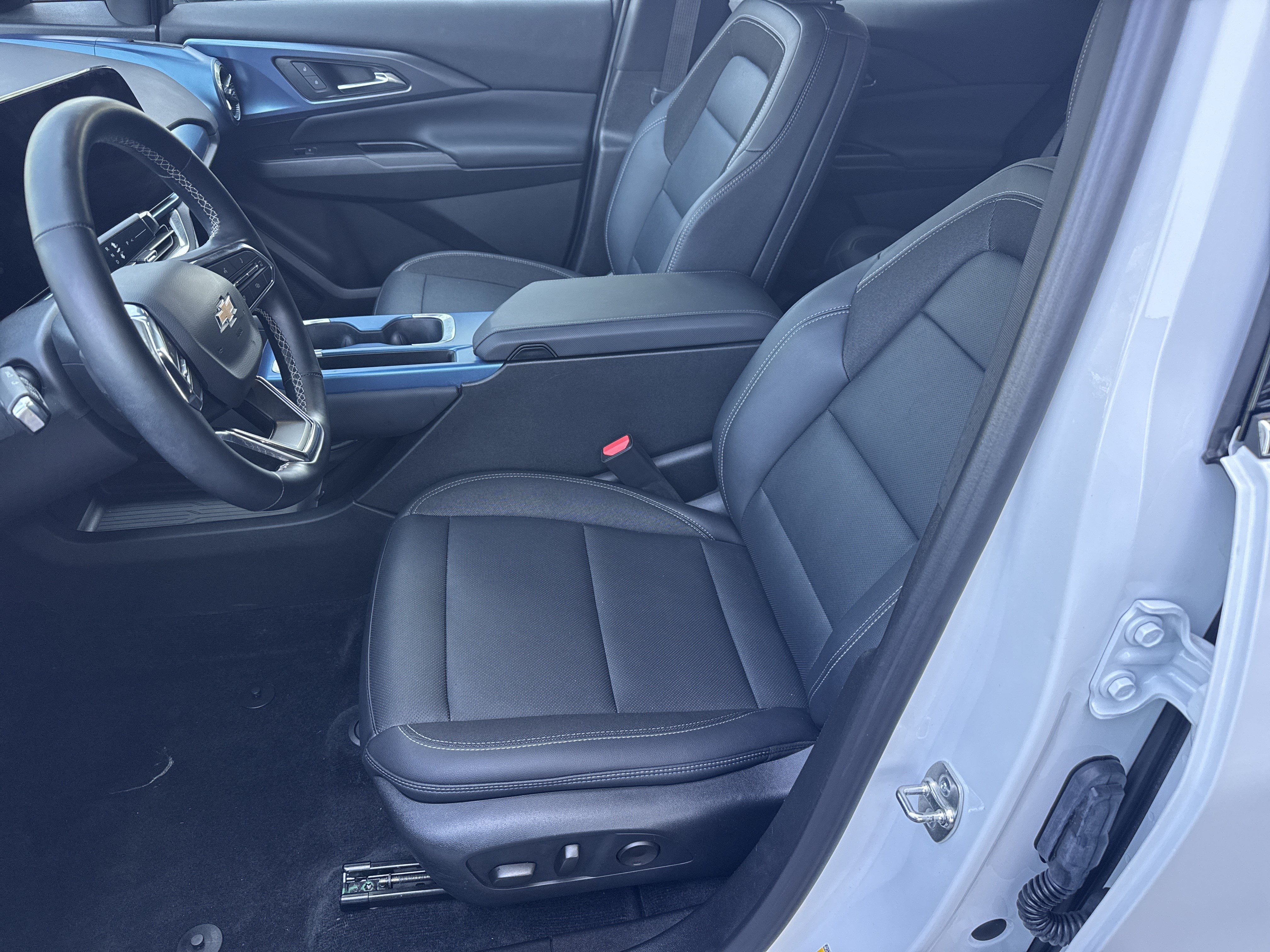 Certified 2024 Chevrolet Equinox EV LT FWD image 9