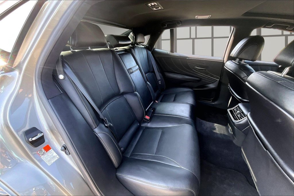 Used 2022 Lexus LS 500 w/ Accessory Package (Z2) RWD image 24