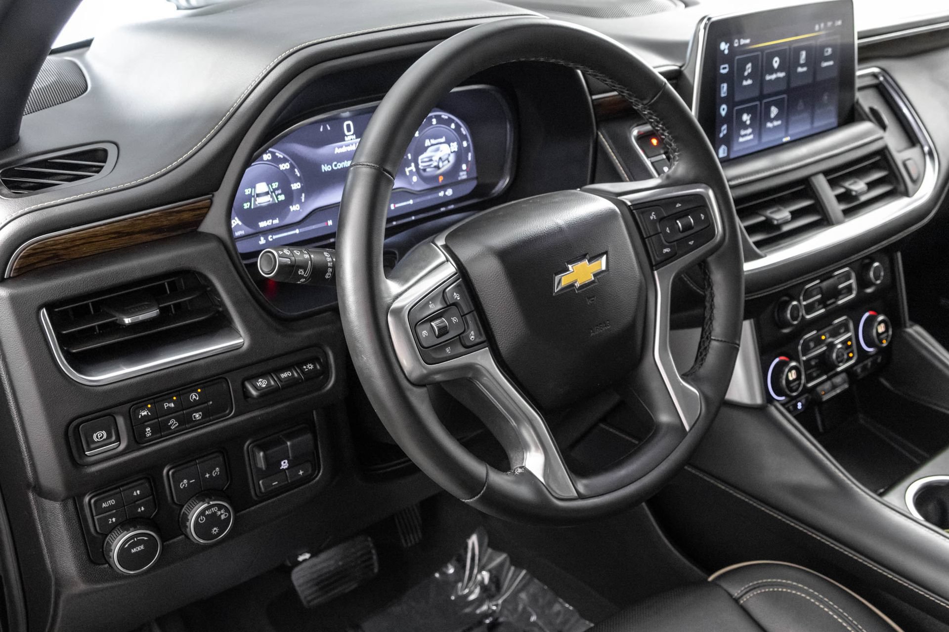 Used 2024 Chevrolet Suburban Premier w/ Premium Package AWD/4WD image 34