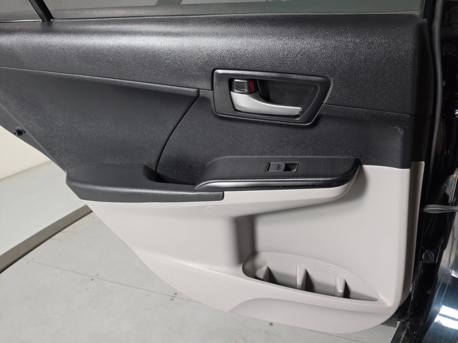 Used 2012 Toyota Camry LE FWD image 23