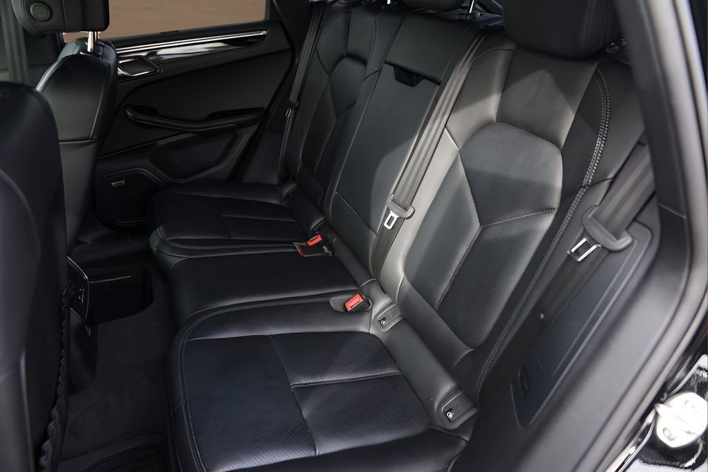 Used 2025 Porsche Macan image 25