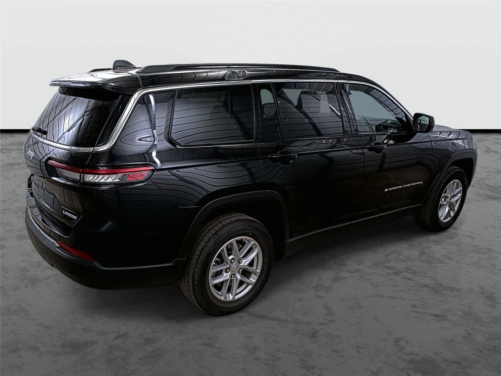 Used 2024 Jeep Grand Cherokee L Laredo image 4
