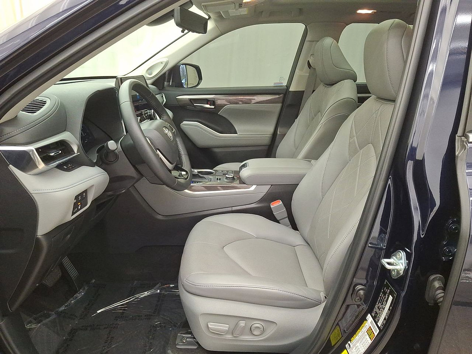 Used 2024 Toyota Highlander Platinum image 11