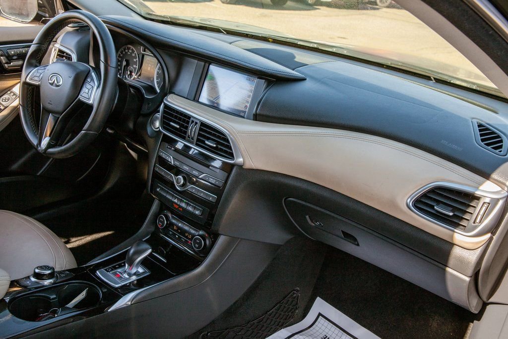 Used 2018 INFINITI QX30 Premium w/ Navigation Package image 11