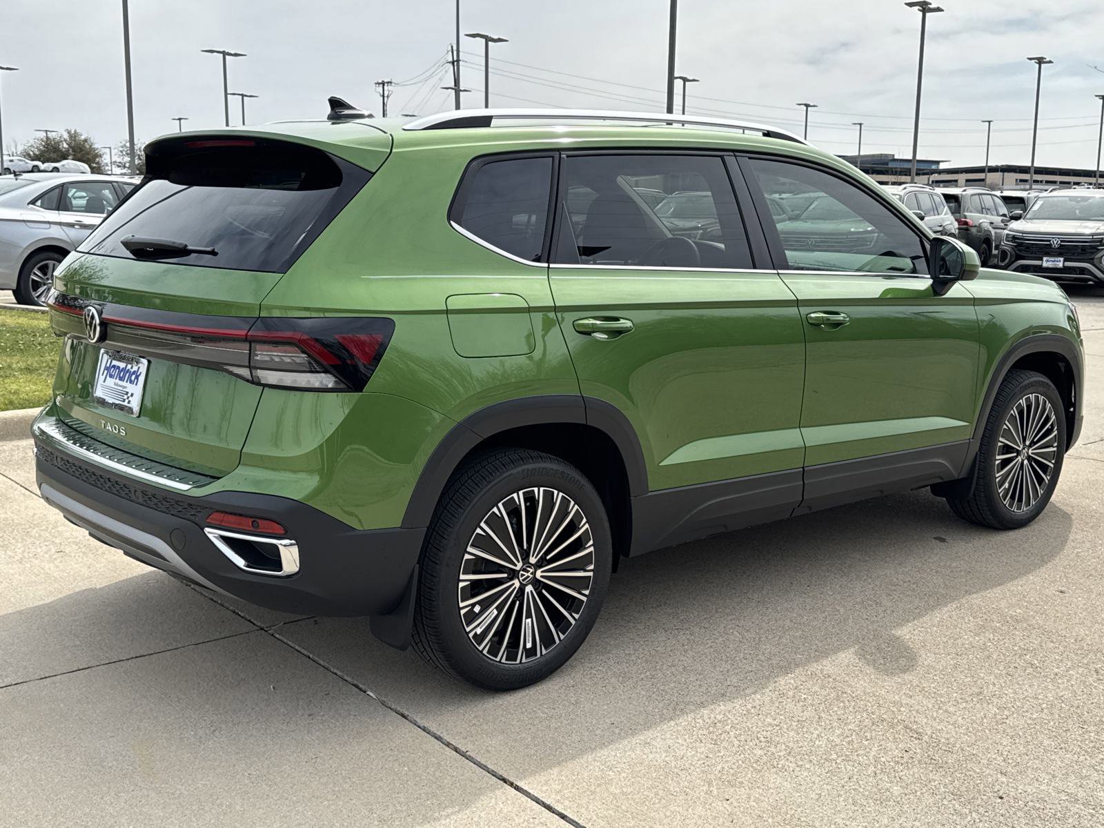 Used 2025 Volkswagen Taos SE FWD image 5