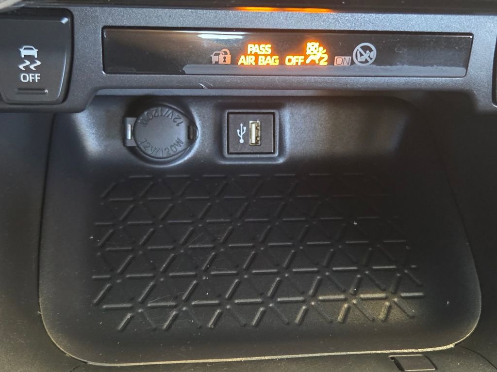 Used 2025 Toyota RAV4 XLE image 40