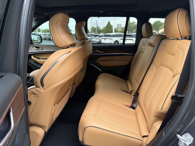 Used 2025 Jeep Grand Cherokee Summit w/ Obsidian Package AWD/4WD image 16