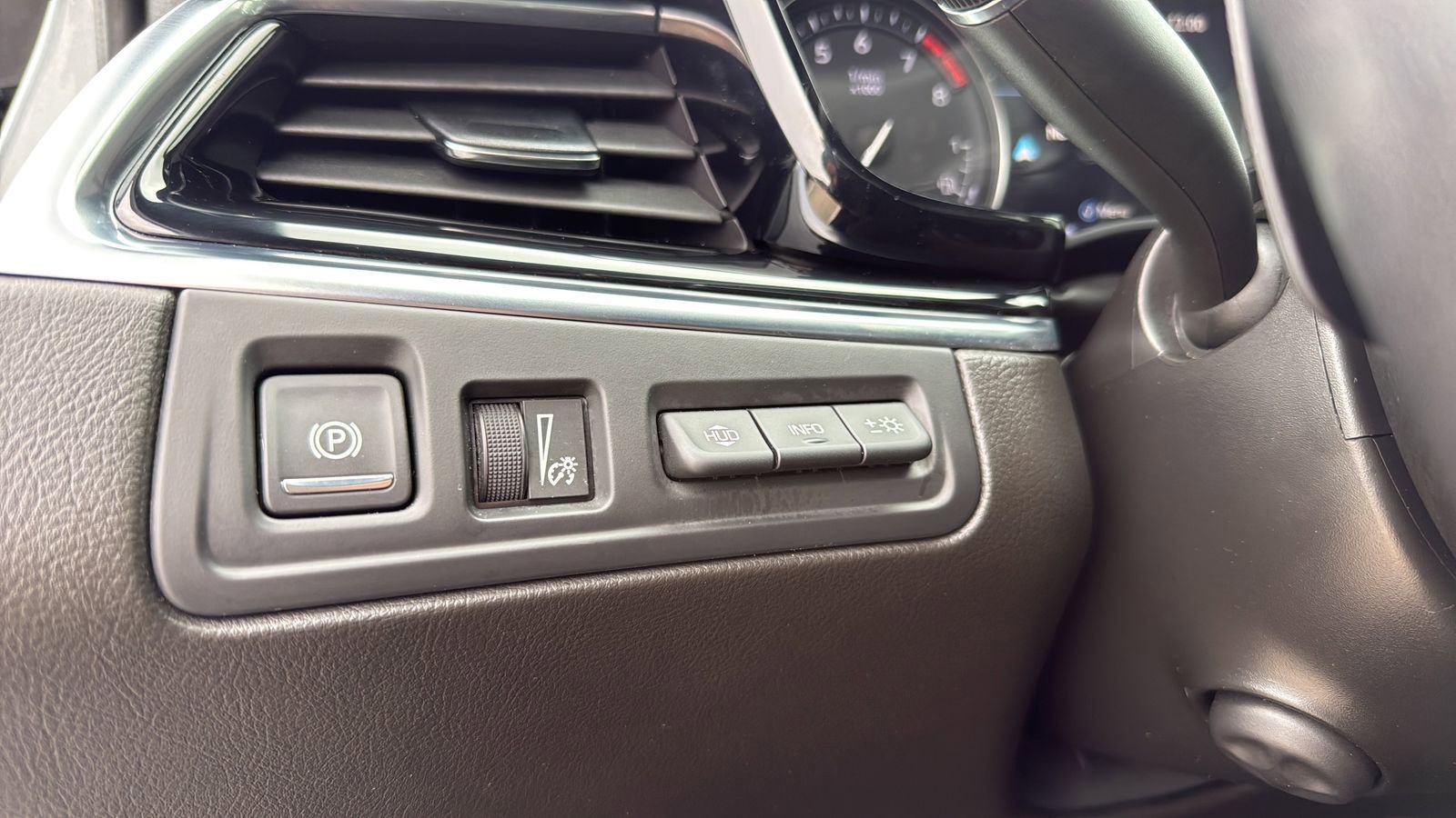 Used 2023 Cadillac XT6 Premium Luxury w/ Technology Package FWD image 17