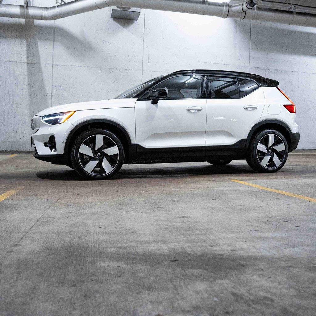 Certified 2023 Volvo XC40 Recharge Ultimate image 3