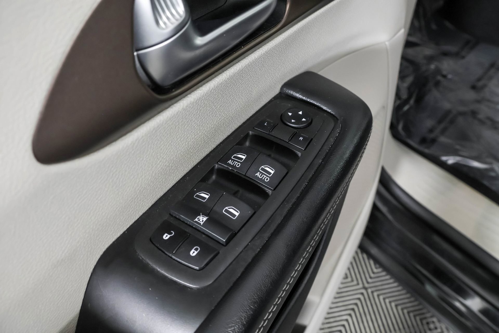 Used 2022 Chrysler Voyager LX image 33