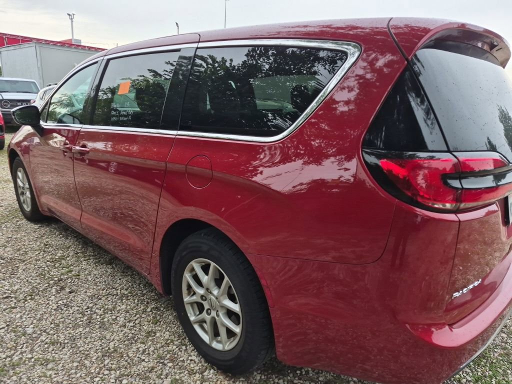 Used 2025 Chrysler Pacifica Select FWD image 2