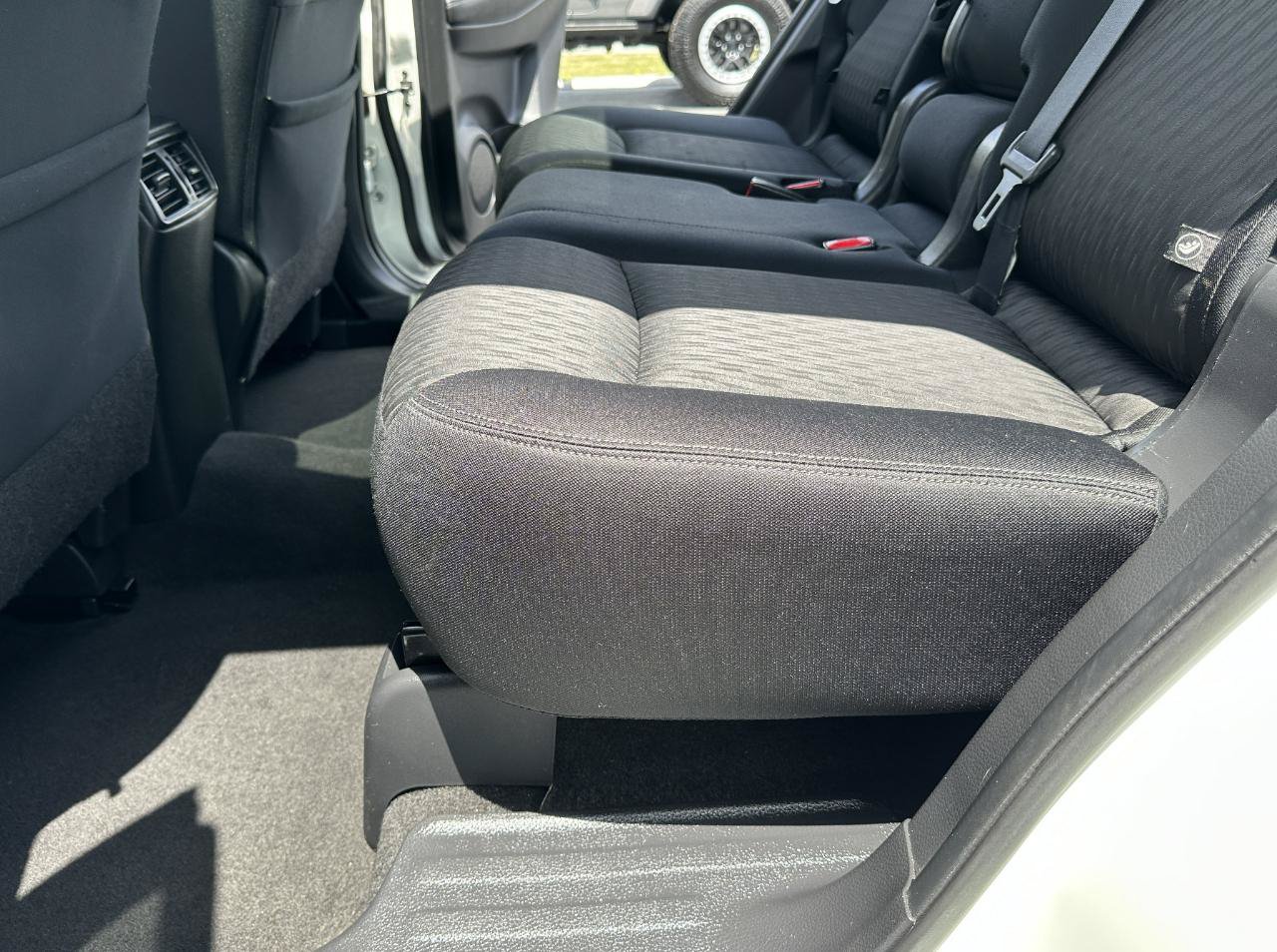 Used 2017 Nissan Rogue SV AWD/4WD image 32