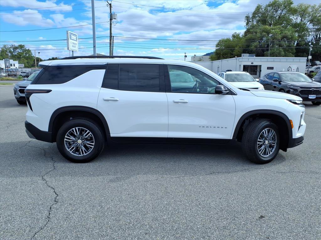 Used 2026 Chevrolet Traverse LT w/ Driver Confidence Package FWD image 3