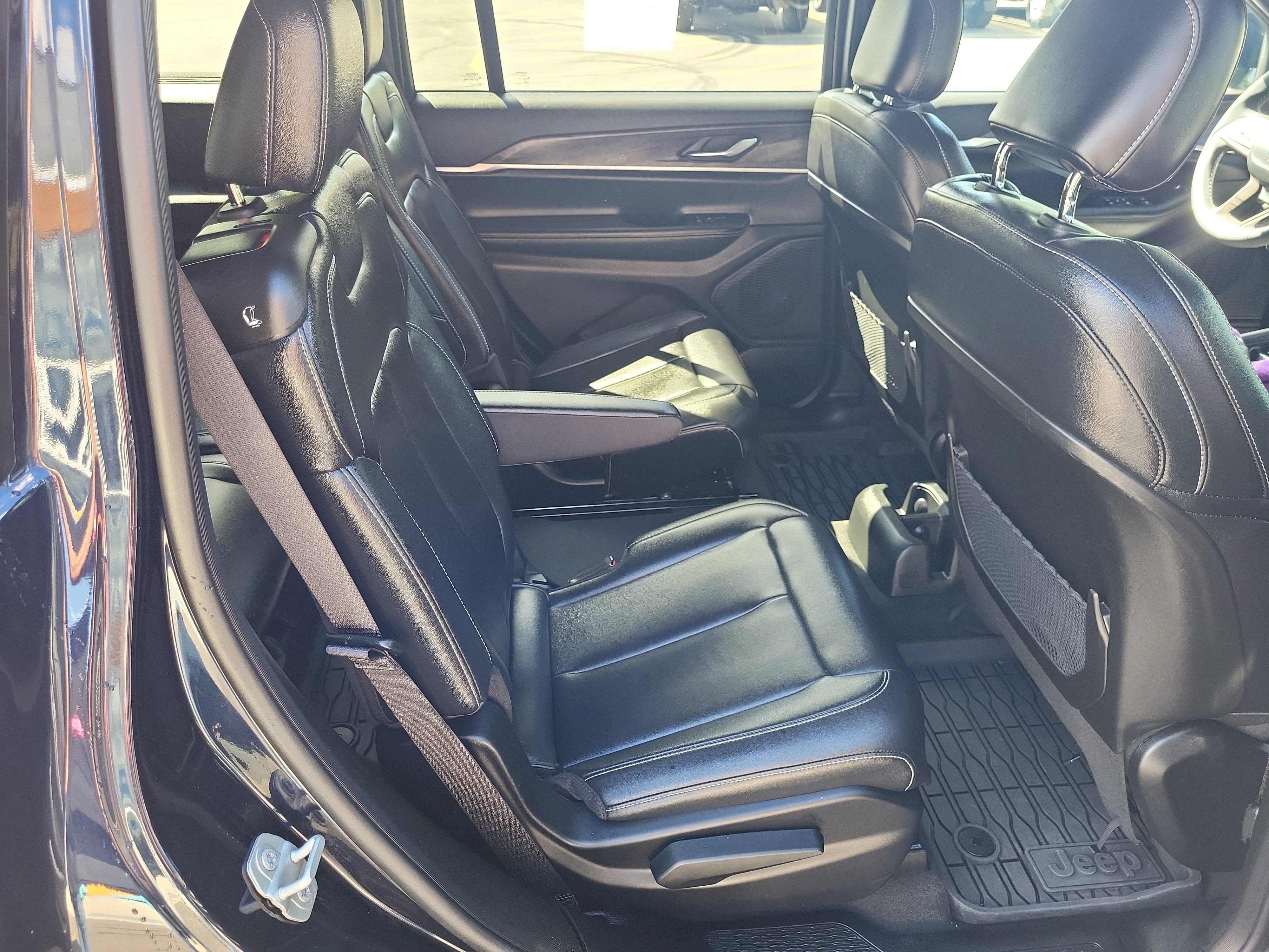 Used 2024 Jeep Grand Cherokee L Limited w/ Black Appearance Package image 15