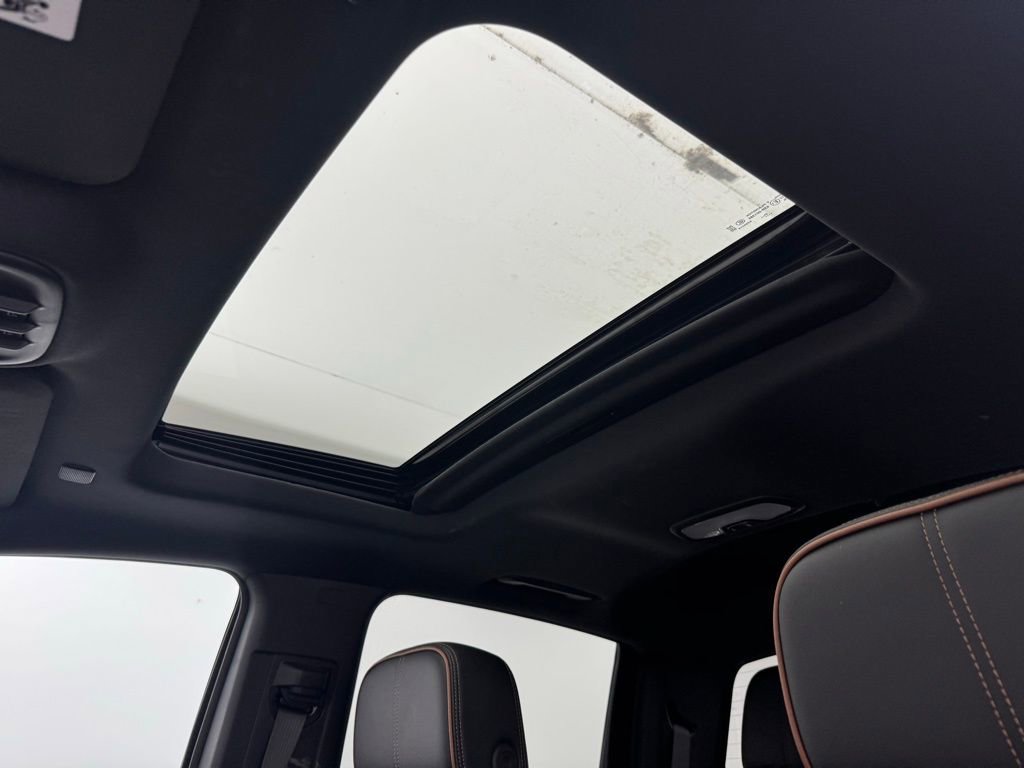 Used 2024 GMC Canyon AT4 w/ Technology Package image 5