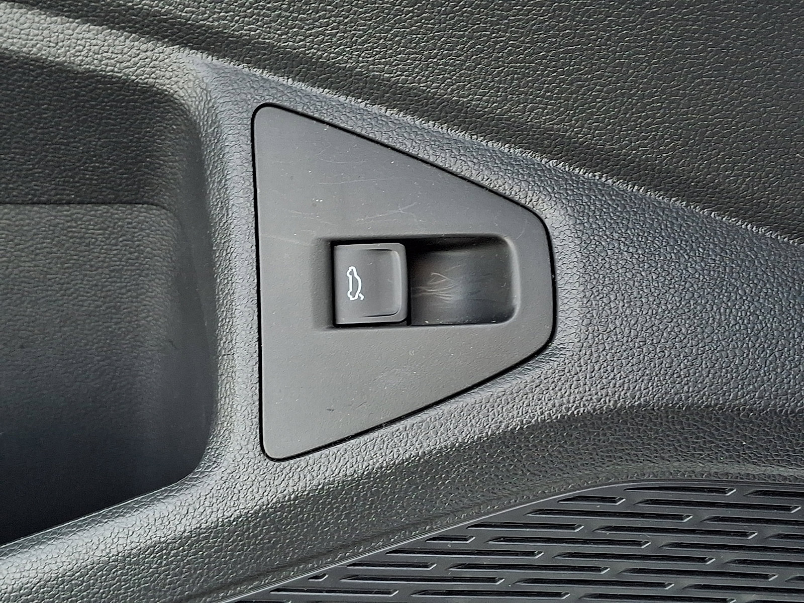 Certified 2025 Volkswagen Jetta SEL image 28