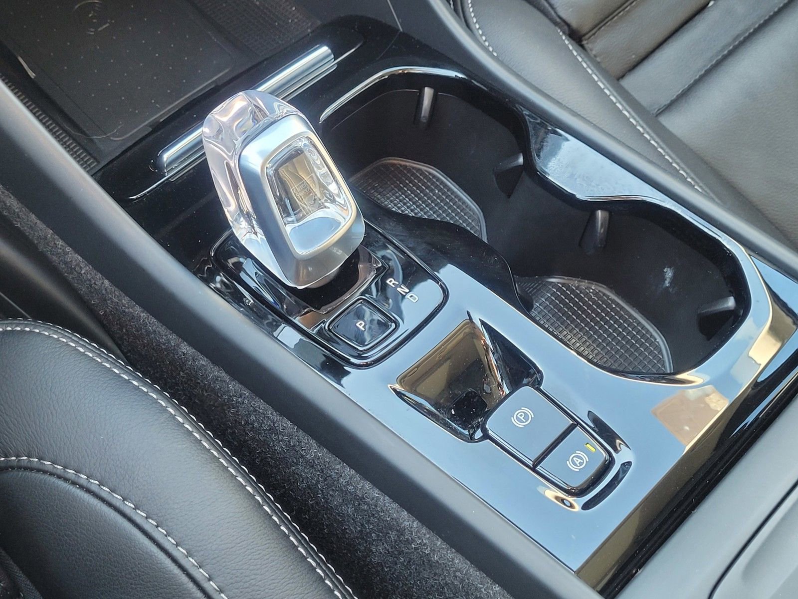 Certified 2023 Volvo XC40 B5 Plus w/ Protection Package Premier image 27