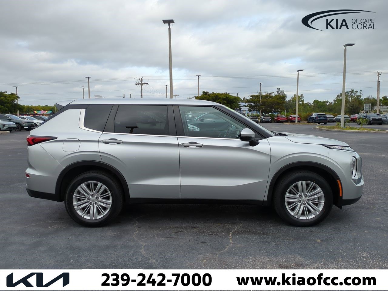Used 2024 Mitsubishi Outlander ES image 4