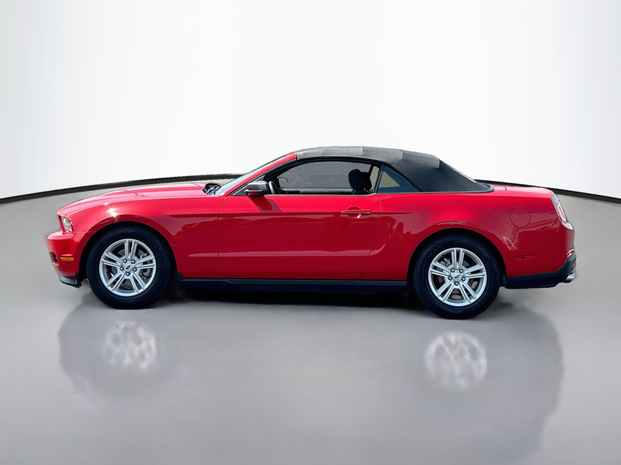 Used 2012 Ford Mustang Convertible RWD image 4