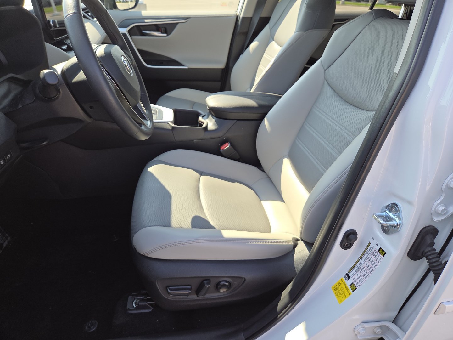 Used 2025 Toyota RAV4 Limited w/ Weather Package AWD/4WD image 25