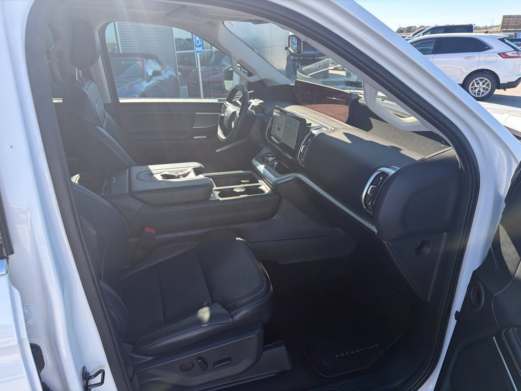 Used 2025 Ford Expedition Platinum AWD/4WD image 40