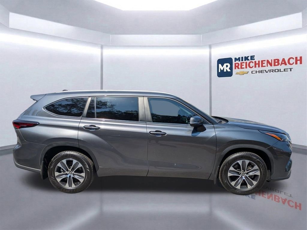 Used 2024 Toyota Highlander XLE FWD image 3