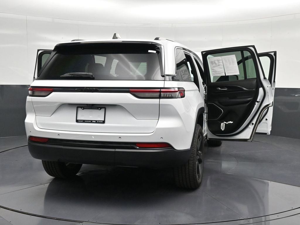 Used 2022 Jeep Grand Cherokee Altitude RWD image 48