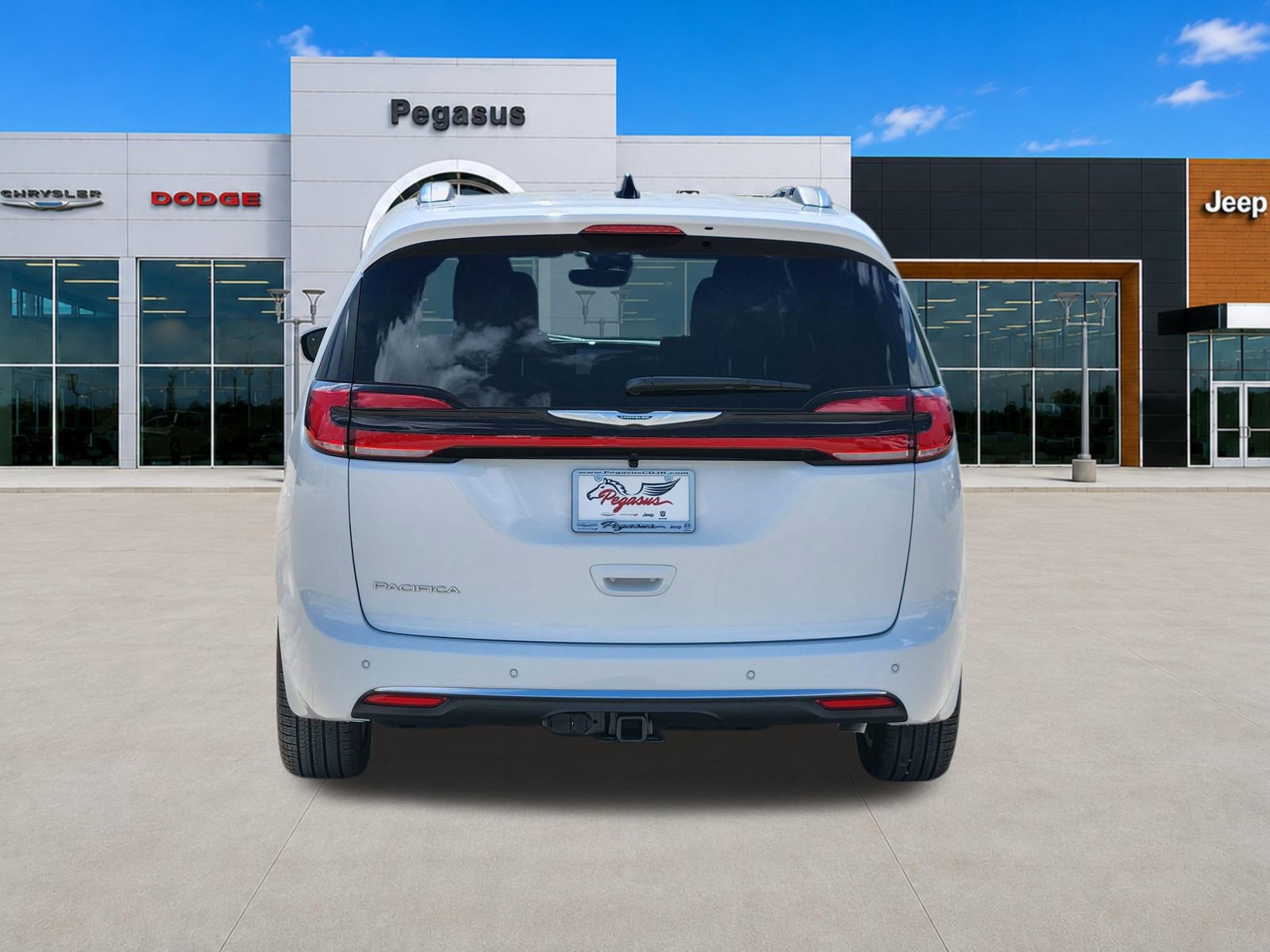 New 2026 Chrysler Pacifica Pinnacle w/ Trailer Tow Group FWD image 8