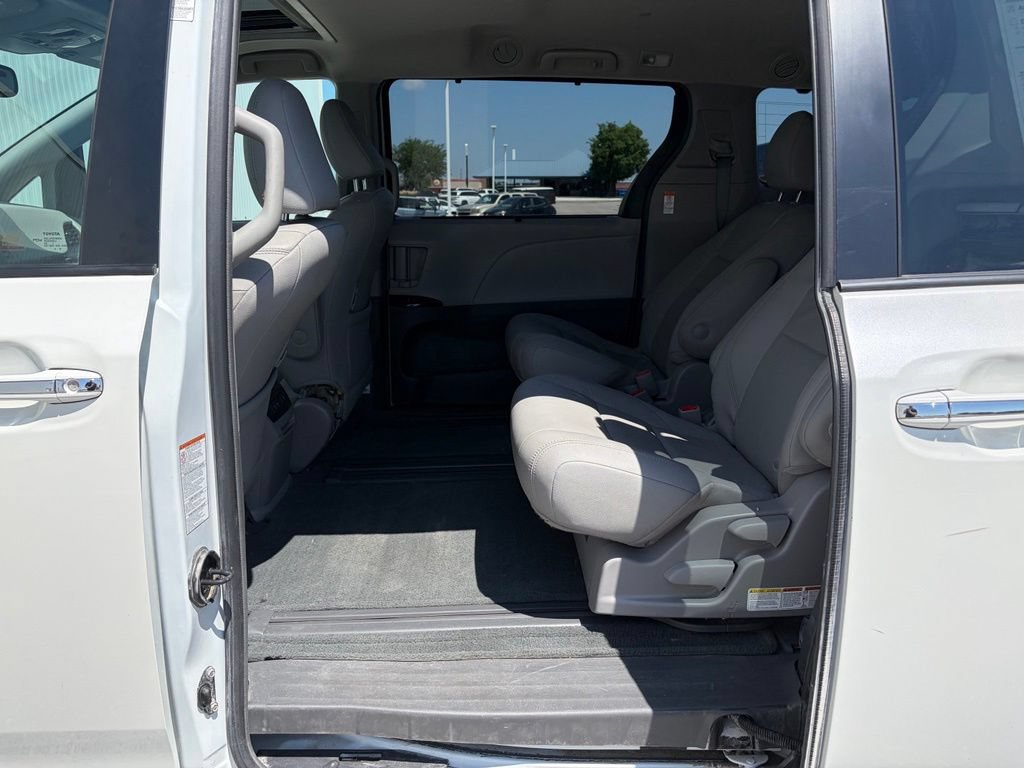 Used 2018 Toyota Sienna XLE w/ Carpet Mat Package FWD image 15