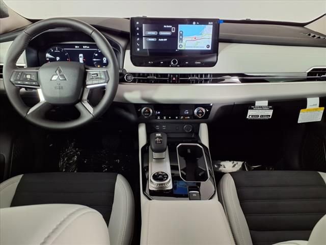 Used 2025 Mitsubishi Outlander SE image 12