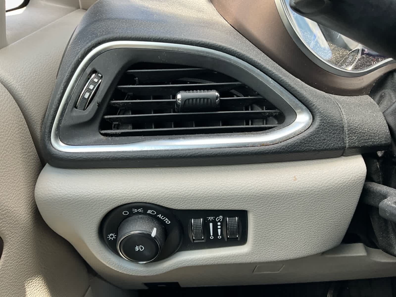Used 2019 Chrysler Pacifica Touring-L Plus FWD image 17