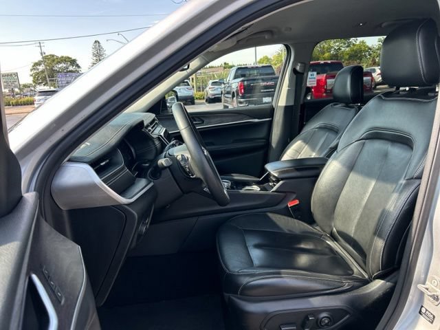 Used 2023 Jeep Grand Cherokee L Limited AWD/4WD image 32
