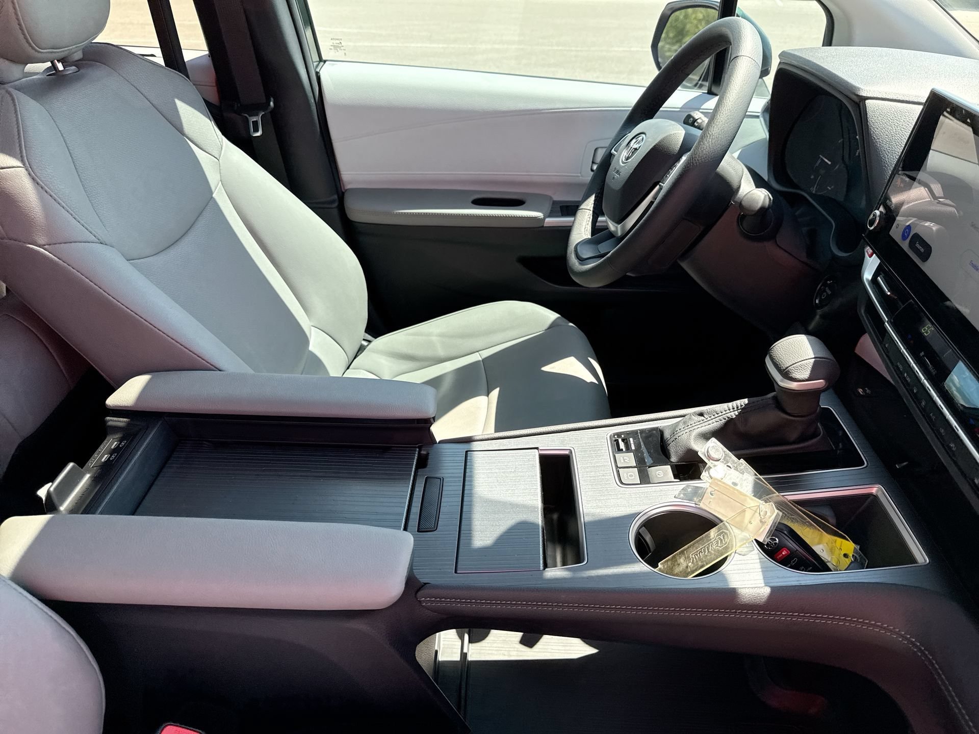 Used 2026 Toyota Sienna XLE FWD image 23
