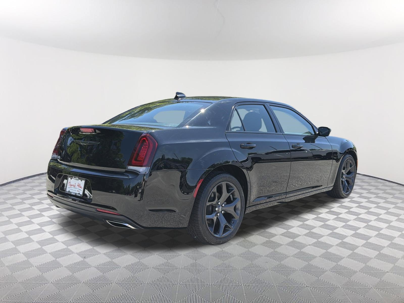 Used 2022 Chrysler 300 Touring w/ Sport Appearance Package RWD image 6
