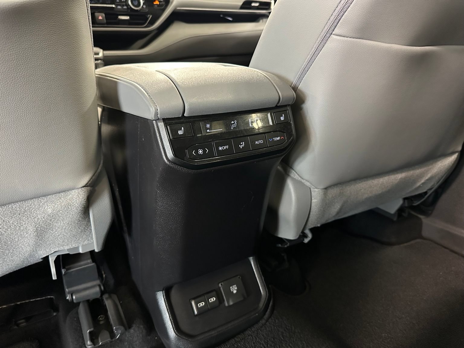Used 2024 Toyota Highlander Platinum AWD/4WD image 38