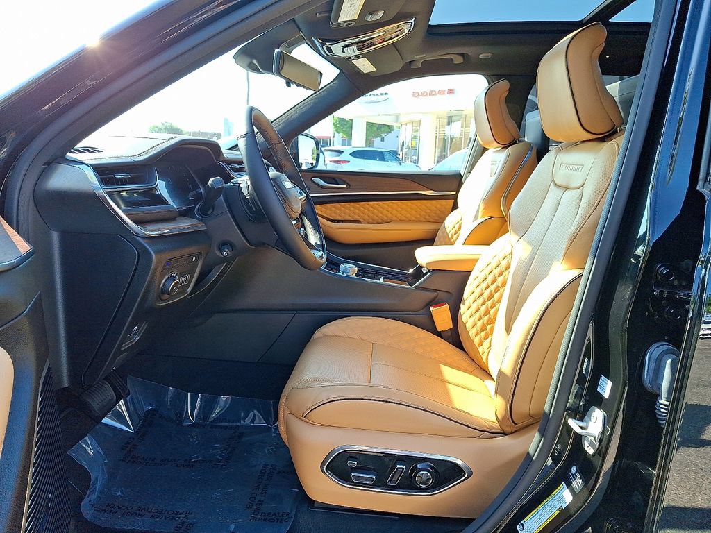 Used 2023 Jeep Grand Cherokee Summit w/ Advanced Protech Group IV AWD/4WD image 15