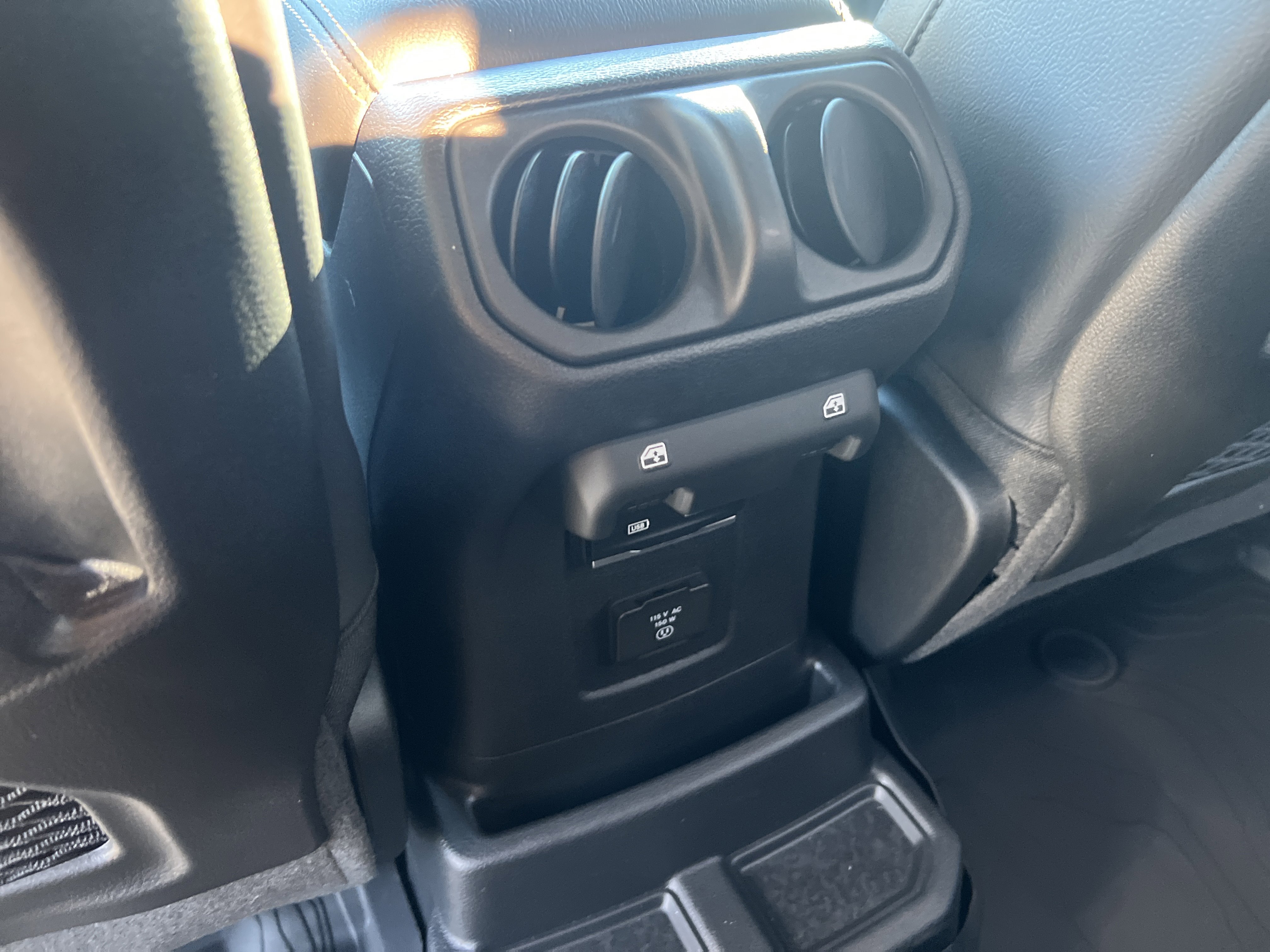 Used 2024 Jeep Wrangler Sahara image 12