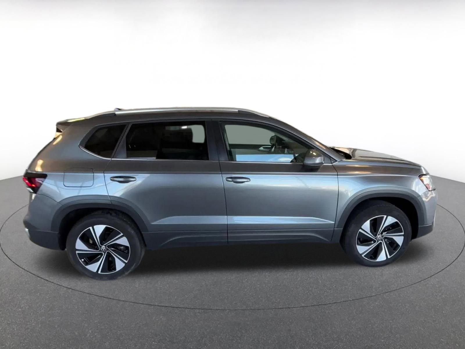 Used 2025 Volkswagen Taos SE image 18