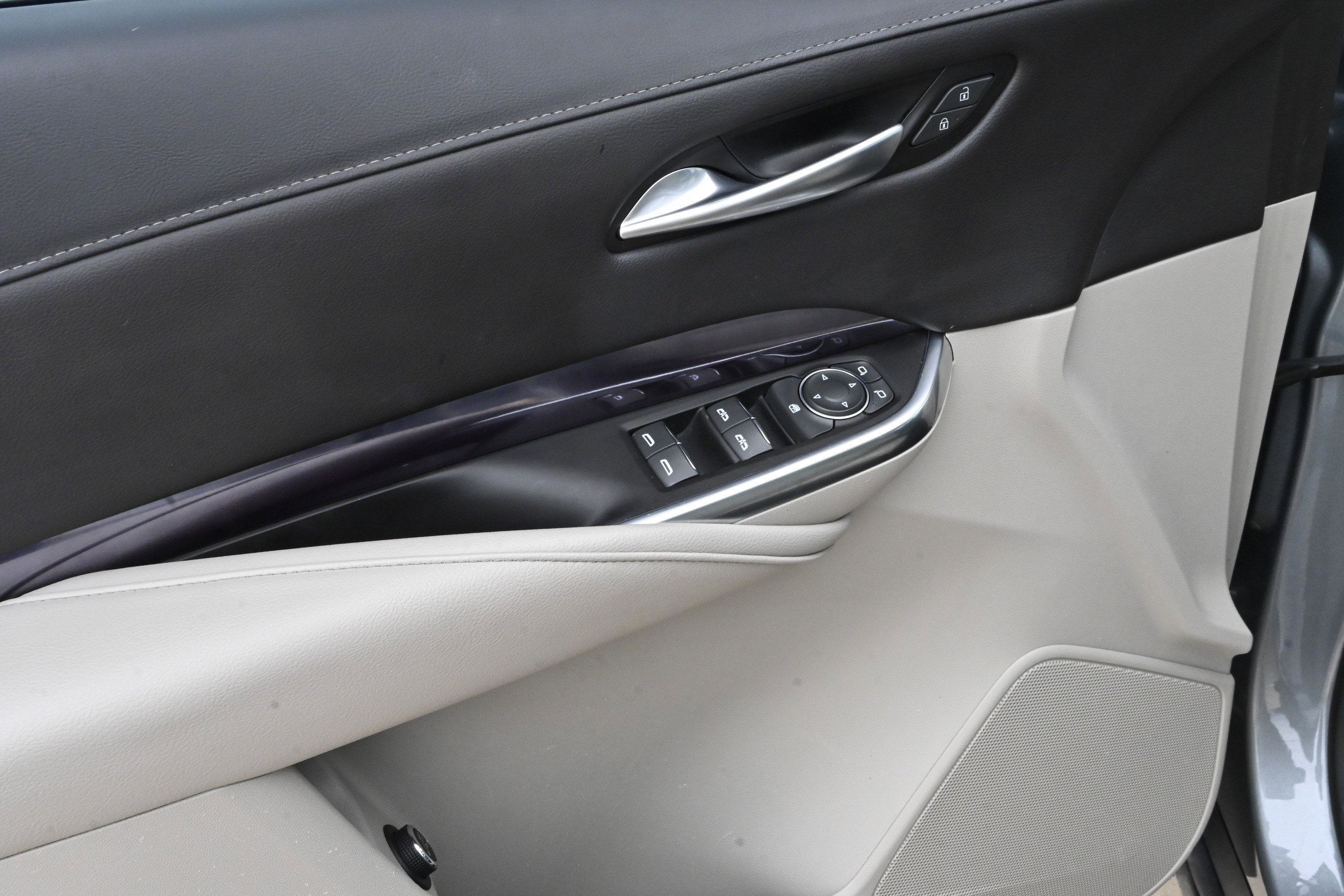 Used 2023 Cadillac XT4 Luxury w/ Cold Weather Package FWD image 28