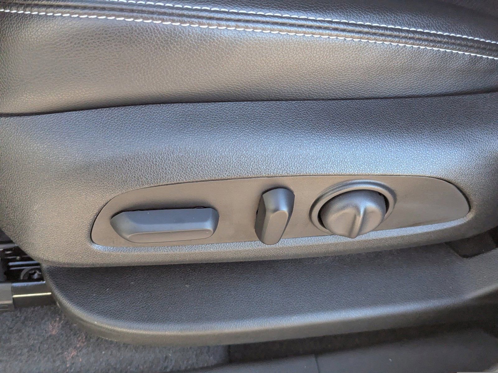 Used 2023 GMC Terrain SLT w/ Elevation Edition image 24