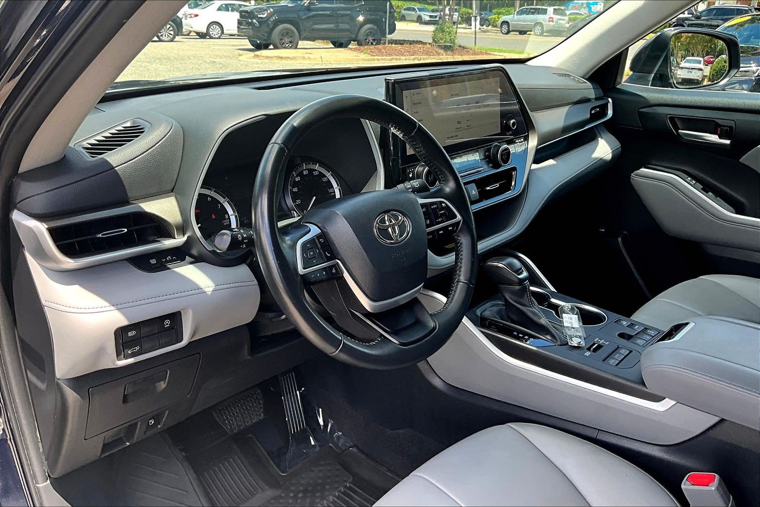 Used 2023 Toyota Highlander XLE AWD/4WD image 13