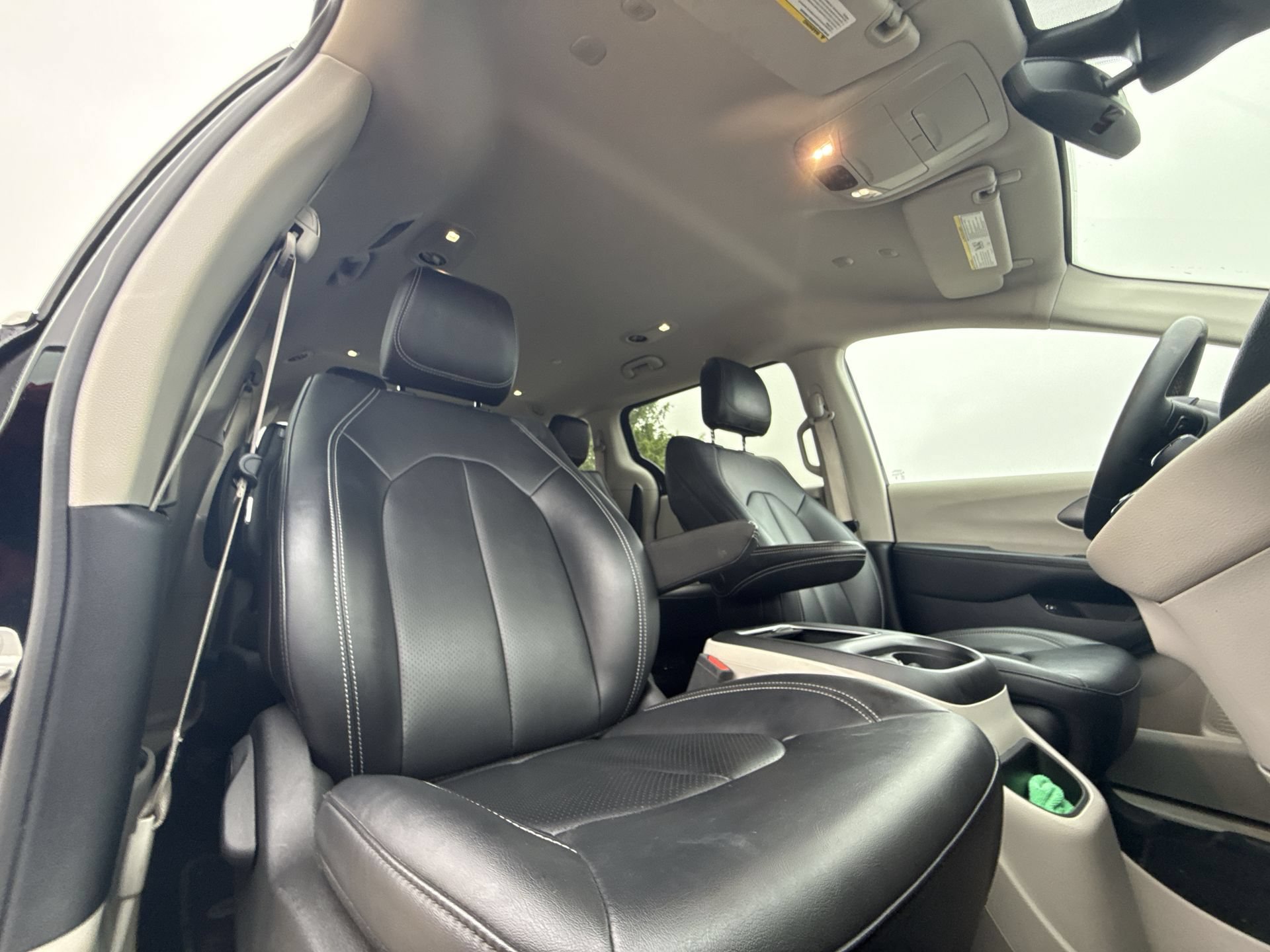 Used 2024 Chrysler Pacifica Limited FWD image 25