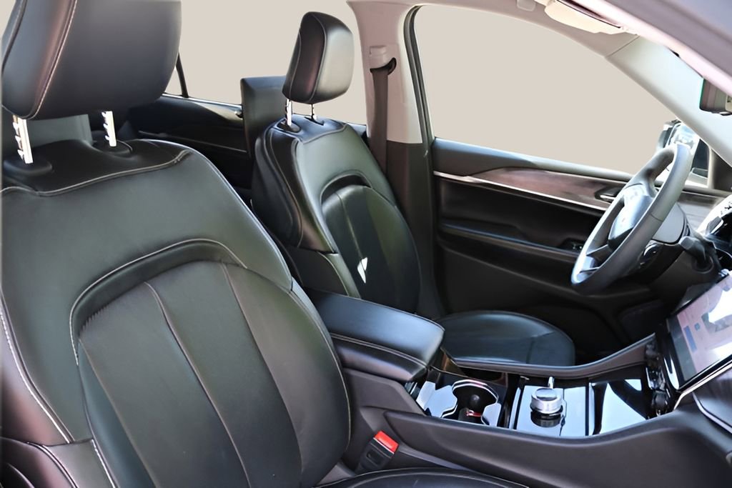 Used 2023 Jeep Grand Cherokee L Limited w/ Luxury Tech Group II AWD/4WD image 23