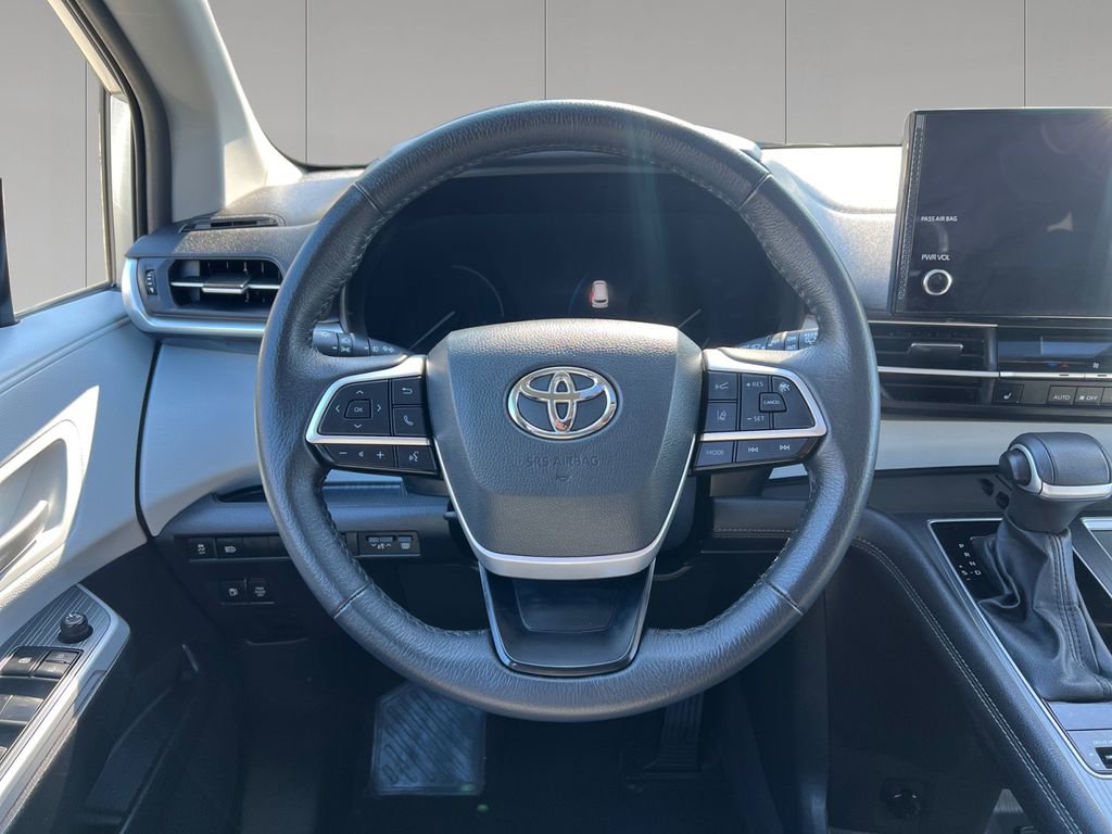 Used 2025 Toyota Sienna XLE FWD image 13