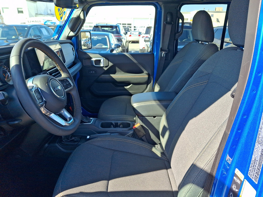 Used 2025 Jeep Wrangler Sahara image 23