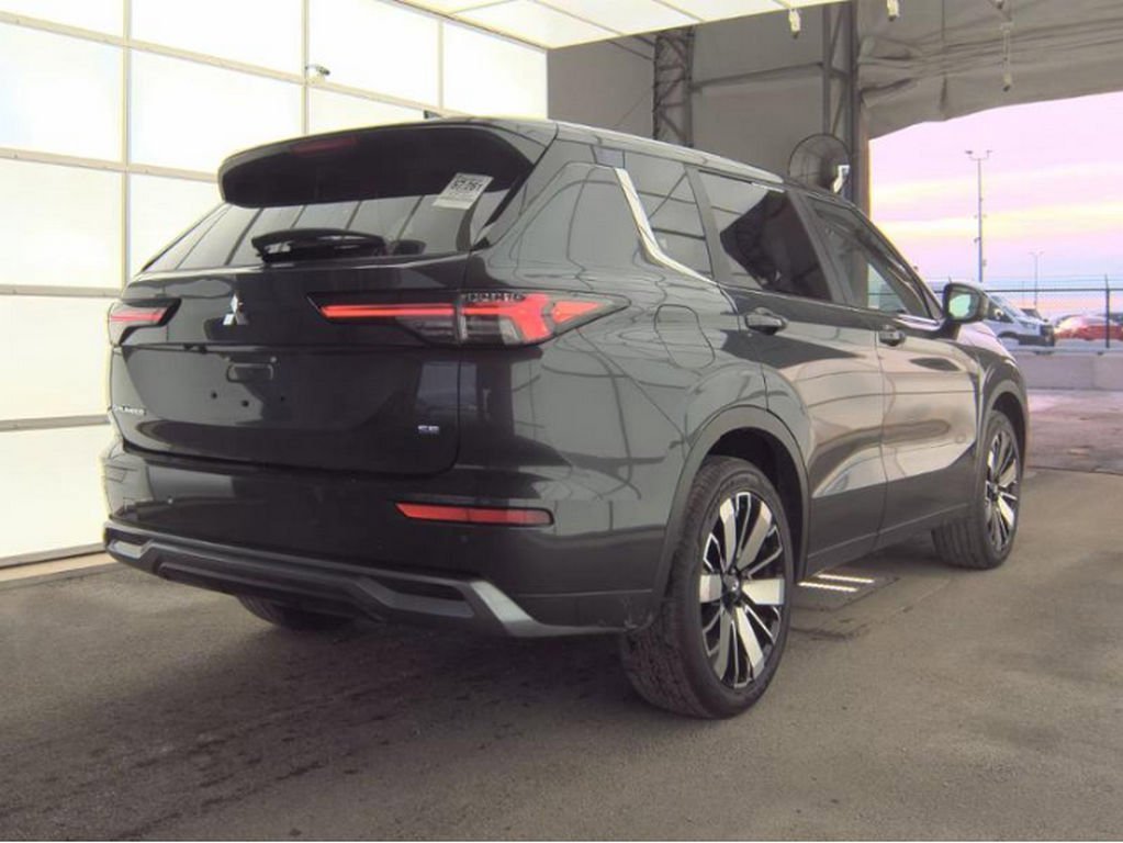 Used 2025 Mitsubishi Outlander SE image 4